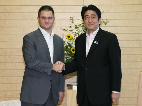 Photograph of Prime Minister Abe shaking hands with the President of the United Nations General Assembly, Mr. Vuk Jeremic