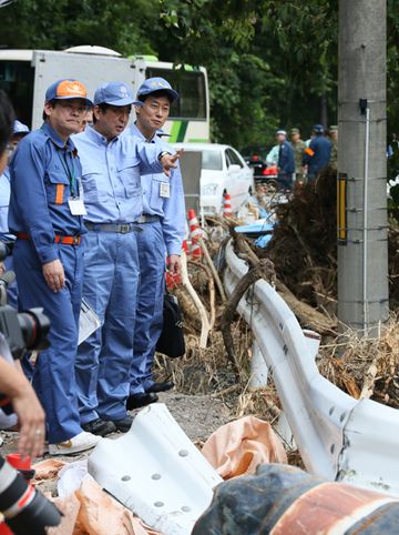 Photograph of the Prime Minister observing a site hit by torrential rain in the Washibara area in Tsuwano Town (3)
