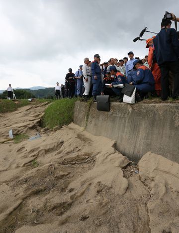 Photograph of the Prime Minister observing a site hit by torrential rain in the Ato-Tokusa-Shimo area in Yamaguchi City (2)