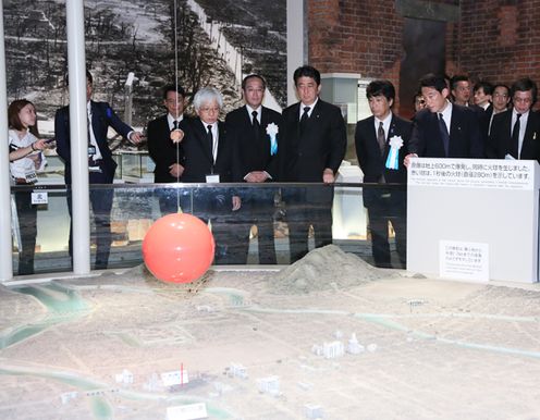 Photograph of the Prime Minster visiting the Hiroshima Peace Memorial Museum