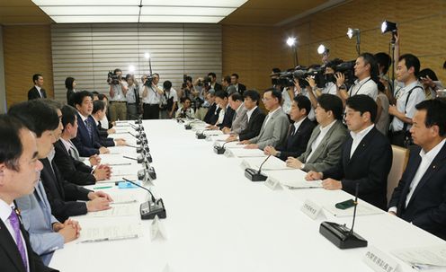 Photograph of the Prime Minister delivering an address at the meeting of the Nuclear Emergency Response Headquarters (2)