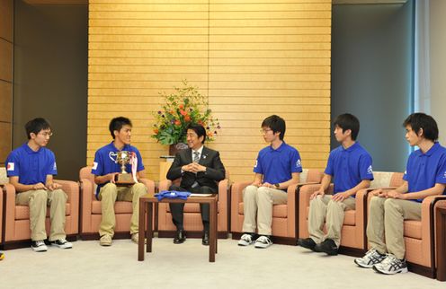 Photograph of the Prime Minister receiving a courtesy call from the Japanese national team for the ABU Asia-Pacific Robot Contest