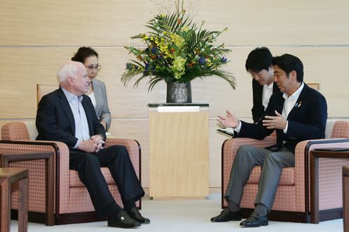 Photograph of Prime Minister Abe receiving a courtesy call from Senator John Sydney McCain III