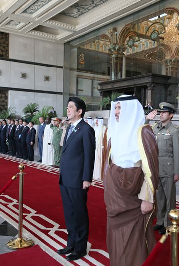 Photograph of the Prime Minister attending a welcome ceremony hosted by Prime Minister Jaber (2)