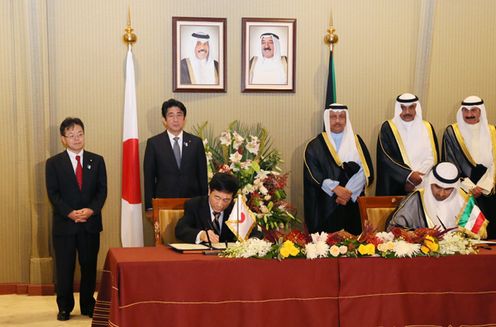 Photograph of the leaders at the signing ceremony