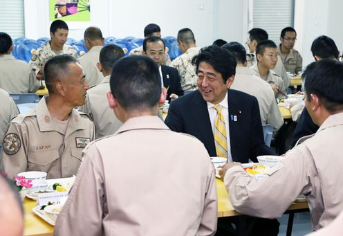 Photograph of the Prime Minister enjoying a meal with Self-Defense Force personnel