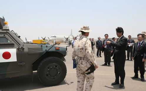Photograph of the Prime Minister observing the SDF base