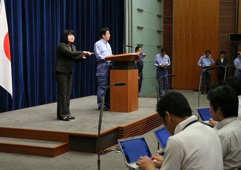 Photograph of the Prime Minister holding a press conference as part of the government headquarters operation drill (2)