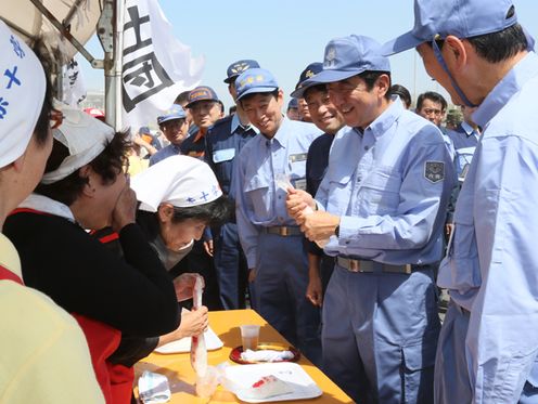 Photograph of the Prime Minister receiving an explanation on food distribution at the demo and hands-on experience corner (2)