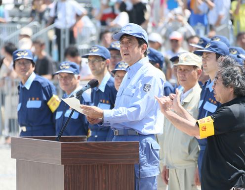 Photograph of the Prime Minister delivering an address at the closing ceremony of the drills (1)