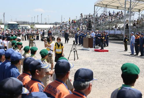 Photograph of the Prime Minister delivering an address at the closing ceremony of the drills (2)