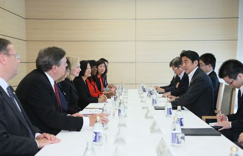Photograph of Prime Minister Abe receiving a courtesy call from Senator Kirsten Gillibrand and others