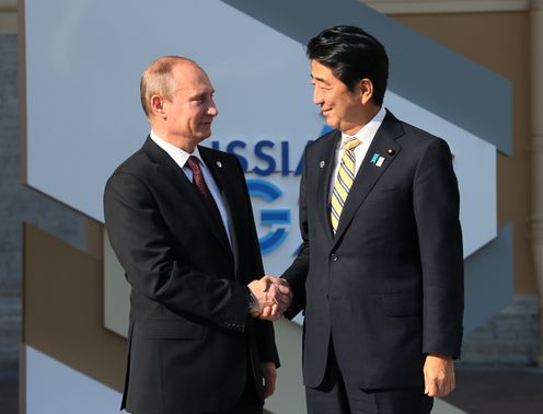 Photograph of Prime Minister Abe receiving the welcome of President Putin of the Russian Federation at the G20 venue (1)