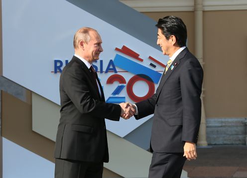 Photograph of Prime Minister Abe receiving the welcome of President Putin of the Russian Federation at the G20 venue (2)