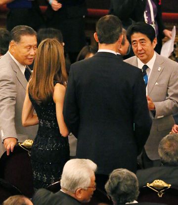 Photograph of the Prime Minister holding talks with delegates before the Opening Ceremony (1)
