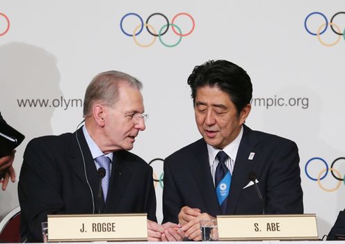Photograph of the Prime Minister conversing with IOC President Jacques Rogge during the joint press conference with the IOC