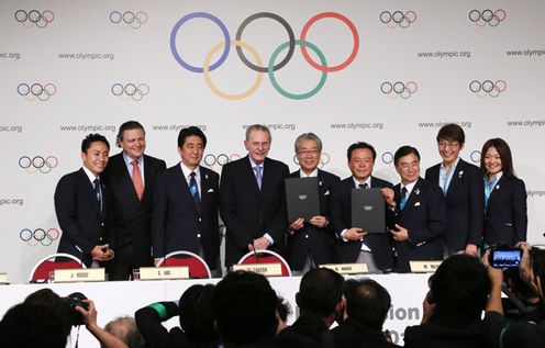 Photograph of the joint press conference with the IOC (2)