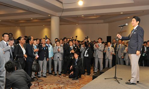 Photograph of the Prime Minister delivering an address at the debriefing session hosted by the Tokyo Metropolitan Government and the Bid Committee