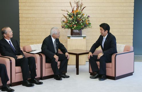 Photograph of the Prime Minister receiving a proposal from the APEC Business Advisory Council (ABAC) JAPAN (3)