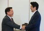 Photograph of Prime Minister Abe receiving a courtesy call from Governor Naoki Inose of the Tokyo Metropolitan Government (1)
