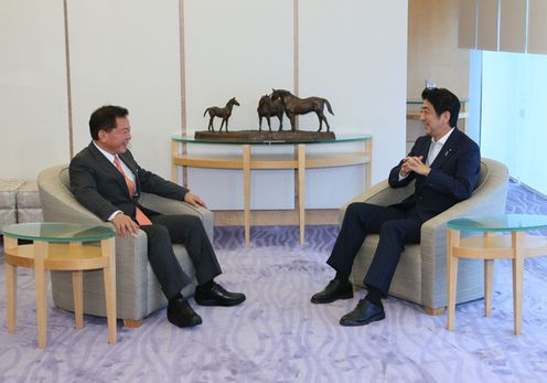 Photograph of Prime Minister Abe receiving a courtesy call from Governor Naoki Inose of the Tokyo Metropolitan Government (2)