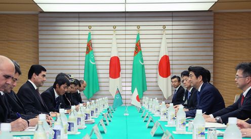 Photograph of the Japan-Turkmenistan Summit Meeting