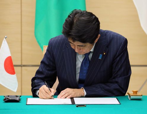 Photograph of the Prime Minister attending the signing ceremony