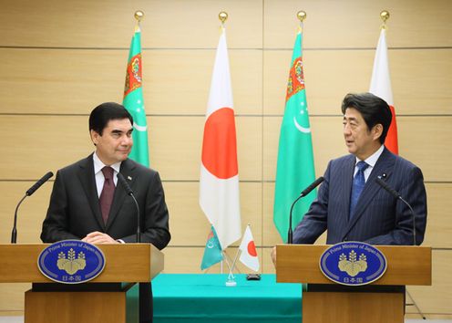 Photograph of the leaders attending the joint press announcement (2)