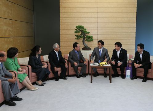 Photograph of the Prime Minister receiving a courtesy call from the members of the Nippon Bonsai Association and others (2)