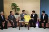 Photograph of the Prime Minister receiving a courtesy call from the members of the Nippon Bonsai Association and others (3)