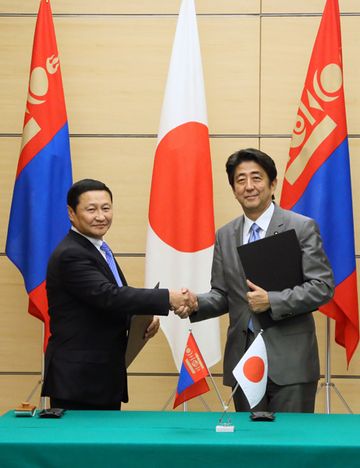 Photograph of Prime Minister Abe shaking hands with Prime Minister Altankhuyag (2)