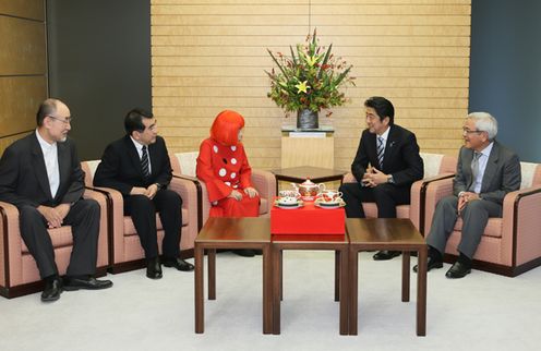 Photograph of Prime Minister Abe receiving a courtesy call from Ms. Yayoi Kusama (2)
