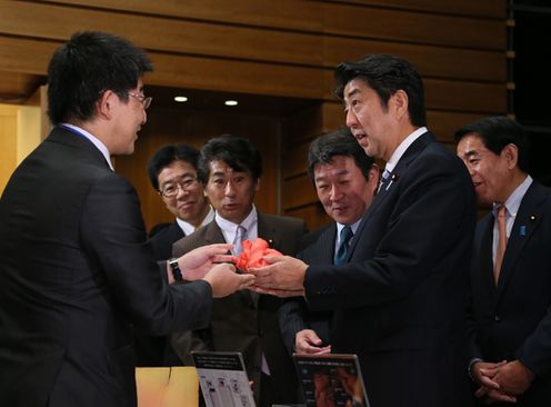 Photograph of the Prime Minister observing samples at the award ceremony for the Prime Minister's Prize, Monodzukuri Nippon Grand Award (2)