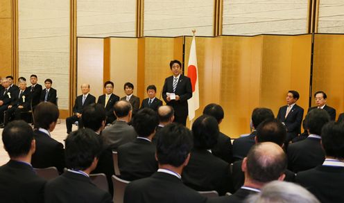 Photograph of the Prime Minister delivering an address at the award ceremony for the Prime Minister's Prize, Monodzukuri Nippon Grand Award (1)