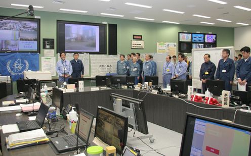 Photograph of the Prime Minister giving words of encouragement to site personnel (2)