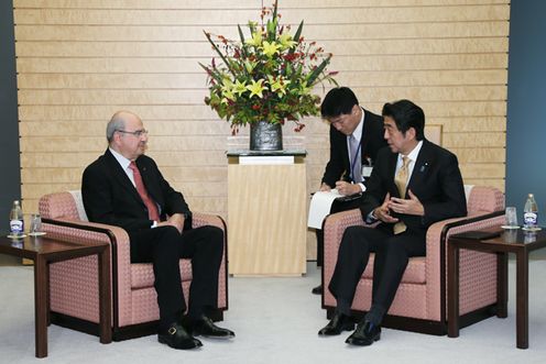 Photograph of Prime Minister Abe receiving a courtesy call from the Speaker of the Jordanian Senate, Mr. Taher Masri (2)