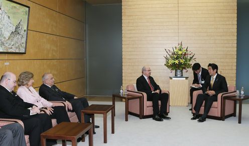 Photograph of Prime Minister Abe receiving a courtesy call from the Speaker of the Jordanian Senate, Mr. Taher Masri (3)
