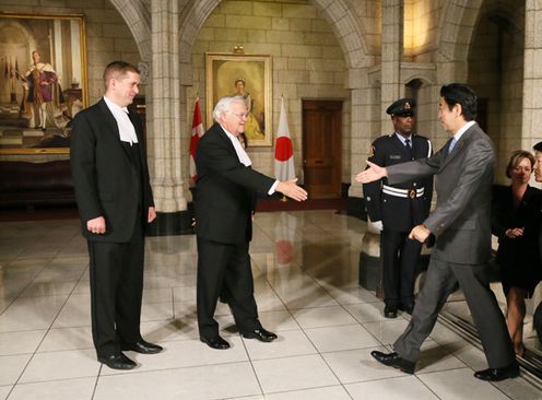 Photograph of Prime Minister Abe receiving the welcome of Senate Speaker Kinsella and Commons Speaker Scheer