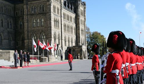 Photograph of the Prime Minister attending the welcome ceremony given by the guard of honor (3)