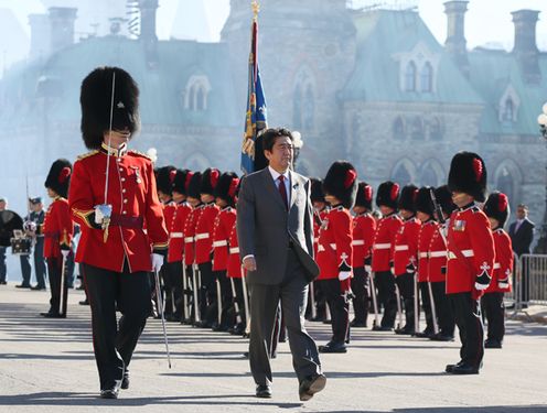 Photograph of the Prime Minister reviewing the guard of honor during the welcome ceremony given by the guard of honor