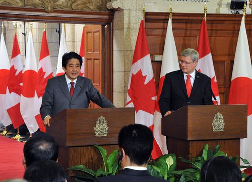 Photograph of the Prime Minister holding a joint press conference (2)