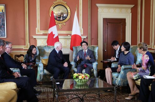 Photograph of Prime Minister Abe and Mrs. Abe paying a courtesy call on Governor General Johnston and Mrs. Johnston (2)