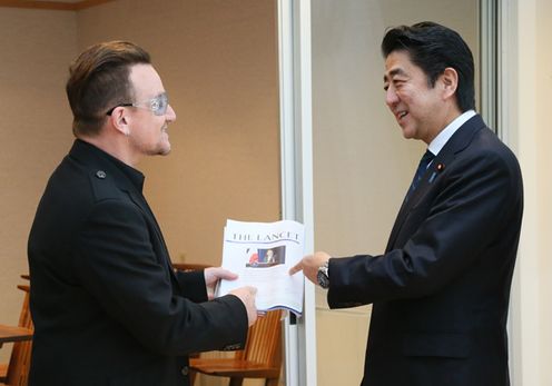 Photograph of Prime Minister Abe receiving a courtesy call from Bono of U2