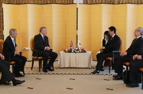 Photograph of Prime Minister Abe holding talks with His Royal Highness Prince Andrew, The Duke of York