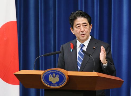 Photograph of Prime Minister holding a press conference (2)