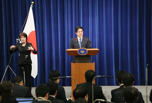 Photograph of Prime Minister holding a press conference (6)