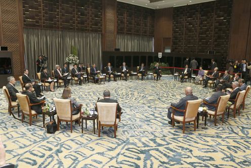 Photograph of the dialogue between APEC economic leaders and leaders from the Pacific Islands (Pool photo)