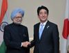 Photograph of Prime Minister Abe shaking hands with Dr. Manmohan Singh, Prime Minister of India