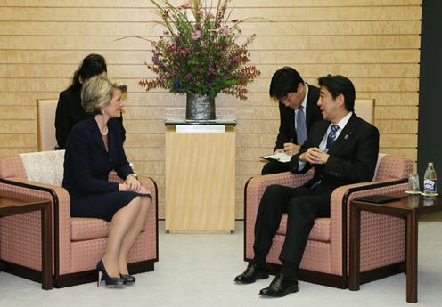 Photograph of Prime Minister Abe receiving a courtesy call from Minister for Foreign Affairs of Australia, Ms. Julie Bishop (2)