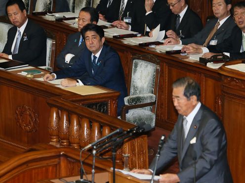 Photograph of the Prime Minister listening to questions at the plenary session of the House of Representatives